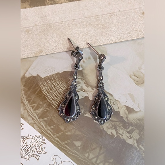 SOLD- Vintage Sterling Silver Marcasite Drop Earrings. - Picture 4 of 11